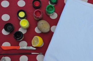 DIY sommerliche Tischdecke mit Kartoffeldruck - was wird benötigt