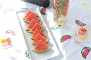 DIY sommerliche Wassermelonen und Zitronen Tischdecke mit Kartoffeldruck