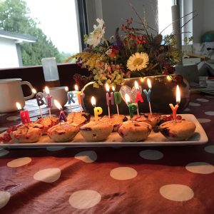 Buttermilch-Beeren Muffins als Geburtstagskuchen