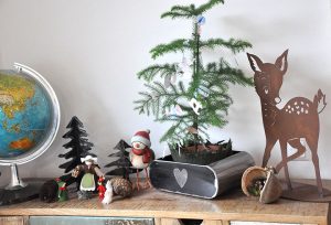 bunte weihnachtliche Deko mit Metall Bäumchen und Vase von Feinrost