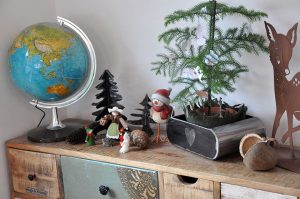 bunte weihnachtliche Deko mit Metall Bäumchen von Feinrost