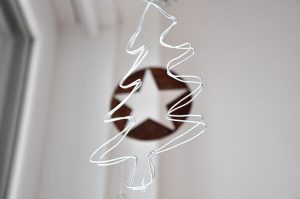 weihnachtliche Fensterdeko aus Metall und Draht von Feinrost im Hausnummersechs