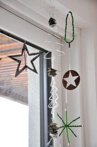 weihnachtliche Fensterdeko aus Metall Holzperlen und Draht von Feinrost im Hausnummersechs