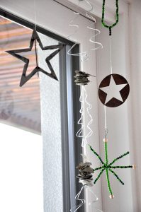 weihnachtliche Fensterdeko aus Metall Holzperlen und Draht von Feinrost im Hausnummersechs