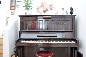 weihnachtlich dekoriertes Klavier im Hausnummersechs