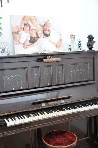 weihnachtlich dekoriertes Klavier im Hausnummersechs