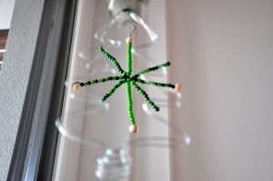 Holzperlen-Stern als Fensterdekoration im Hausnummersechs