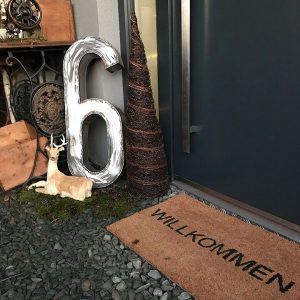 Willkommen im Hausnummersechs - weihnachtlicher Eingangsbereich mit Metall Hausnummer von Feinrost