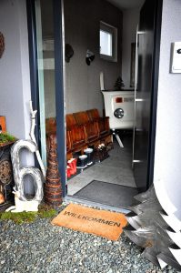 weihnachtlicher Eingangsbereich mit Elfi von der Bulli-Mietbar Flotte und Metall Hausnummer von Feinrost
