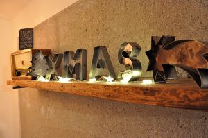 weihnachtlicher Metall Deko Schriftzug "XMAS" von Feinrost im Hausnummersechs