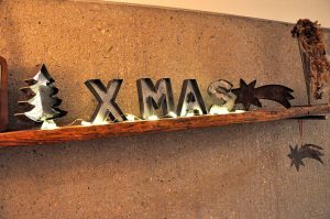weihnachtlicher Metall Deko Schriftzug "XMAS" von Feinrost im Hausnummersechs
