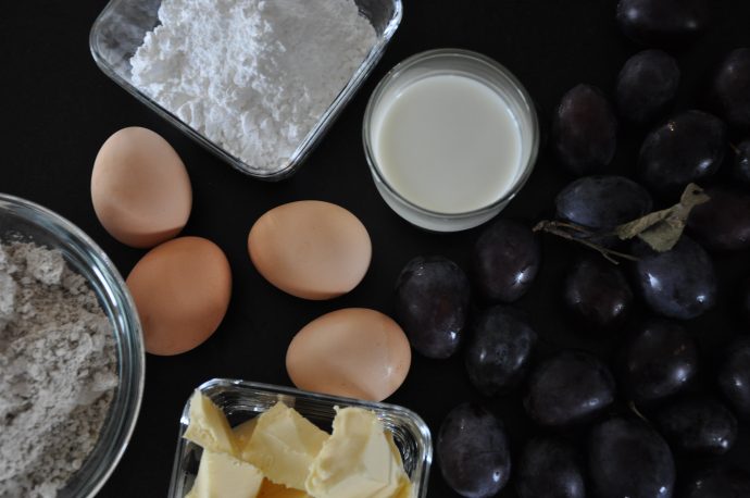 Zutaten zum glutenfreien Zwetschkenkuchen