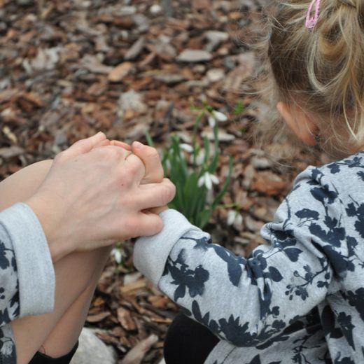 hausnummersechs_fine_blumig_handinhand